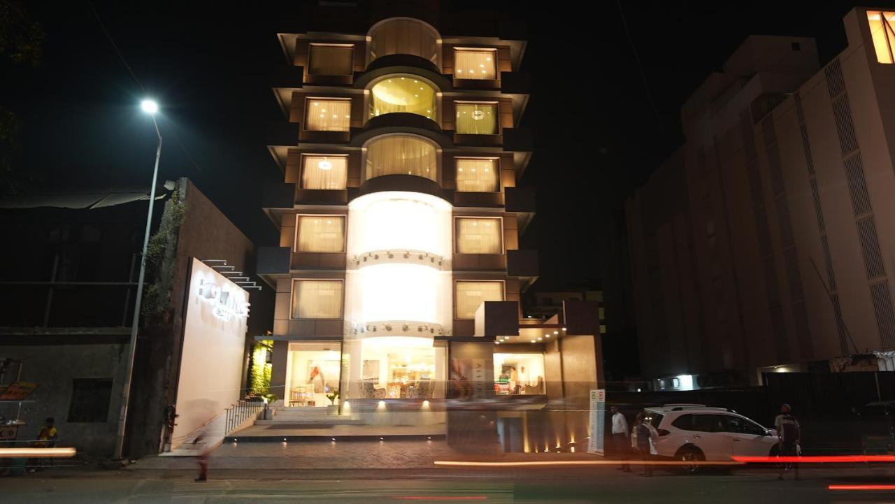 De Glance Hotel Surat Exterior foto